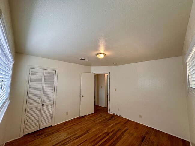 Building Photo - 3 BEDROOM 2 BATH HOME IN SOUTH REDDING