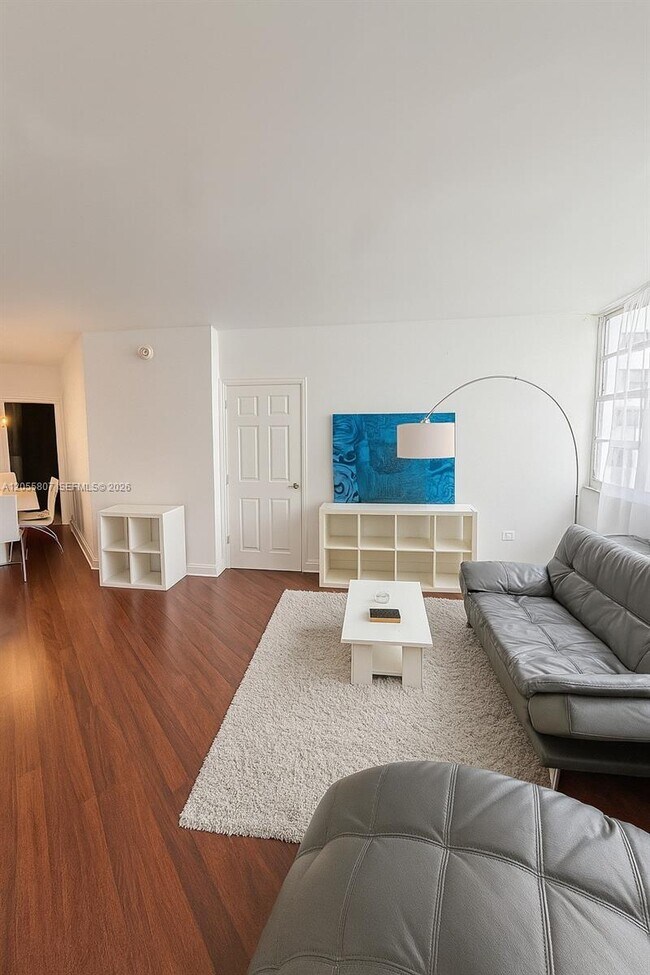 Building Photo - 905 Brickell Bay Dr