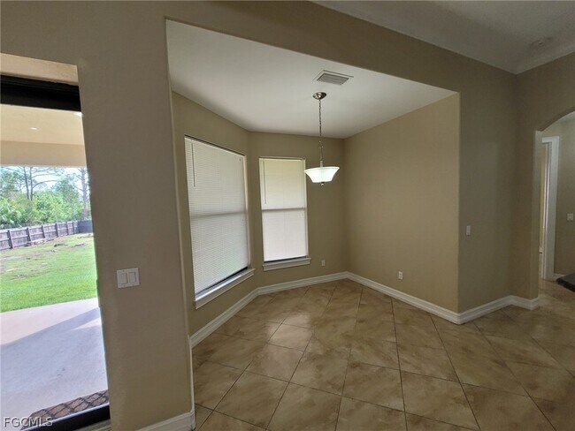 Building Photo - 704 Magnolia Ave