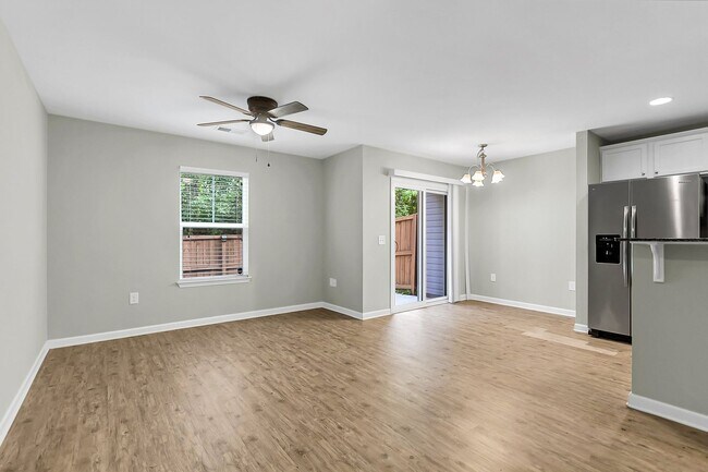Building Photo - Beautiful Goose Creek Townhome!