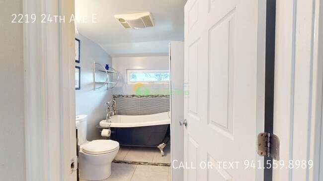 Building Photo - 2219 24th Ave E