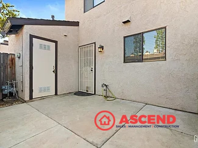Building Photo - Beautiful 2 Bedroom, 2 Bathroom Home with ...
