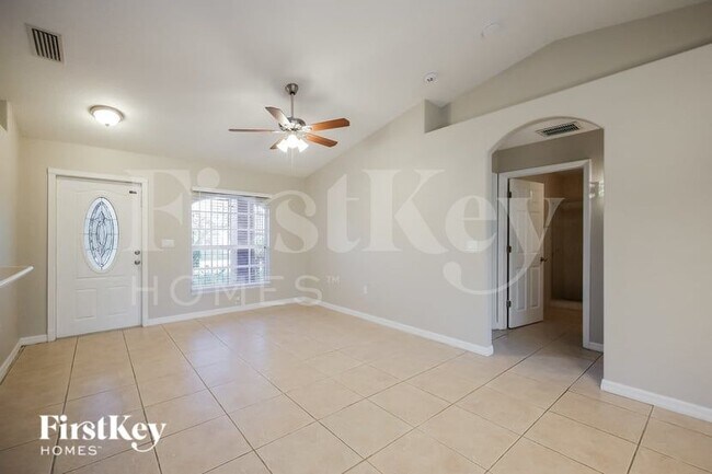 Building Photo - 652 Keller St E