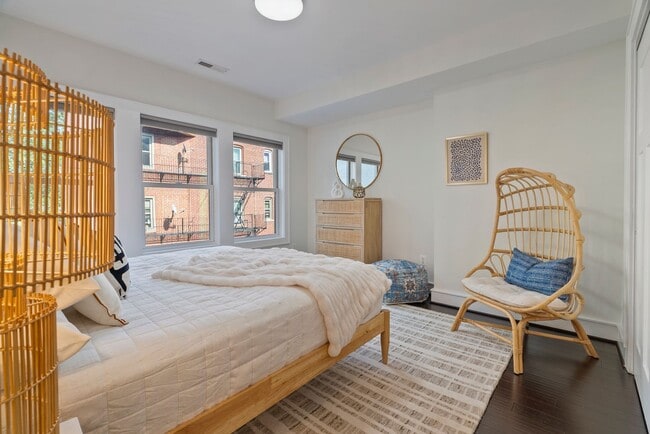 Building Photo - Bright One Bedroom plus Den near Metro in ...