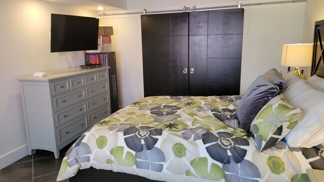 Building Photo - Beautifully renovated 2/2 condo downtown Sarasota with view of Bay!