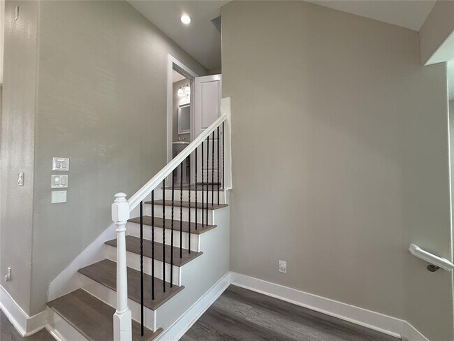 Building Photo - 2123 Bidwell Dr