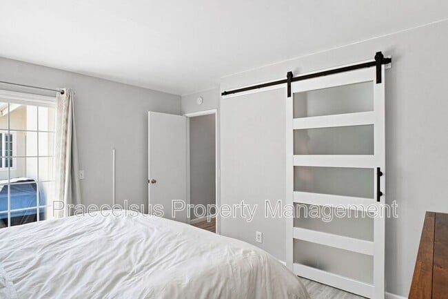 Building Photo - 2039 Waterbury Dr