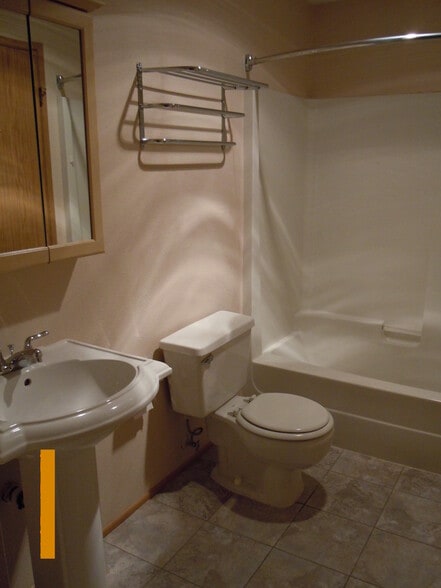 Full Bathroom - 12707 87th Ct NE