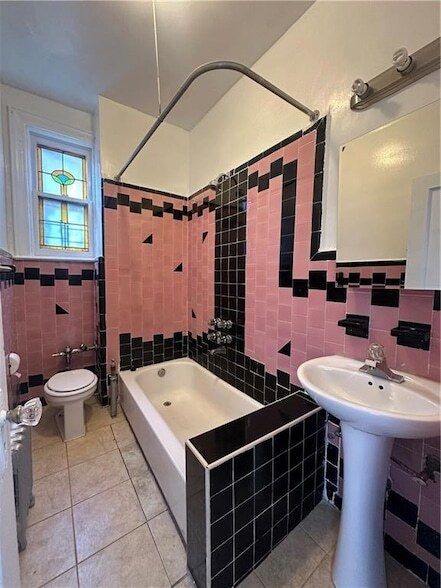 Building Photo - 661 E 94th St