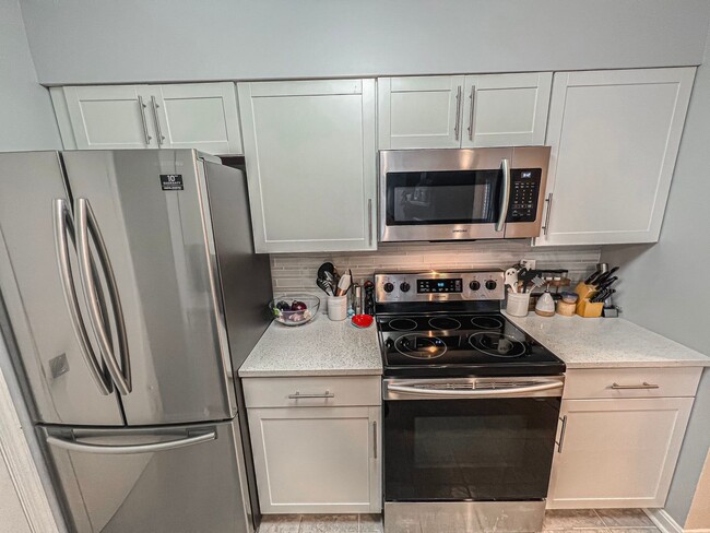 Building Photo - Beautiful 2 Bedr 2 Bath Condo With Patio I...