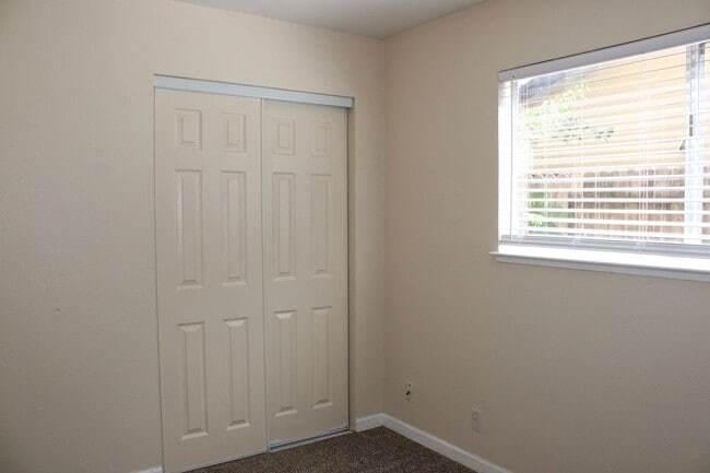 Building Photo - 2213 Roselake Ave