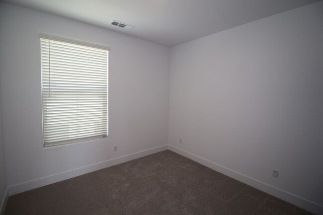 Building Photo - 2707 E Tamarind Dr