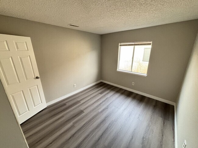 Building Photo - 3431 E Cheyenne Ave