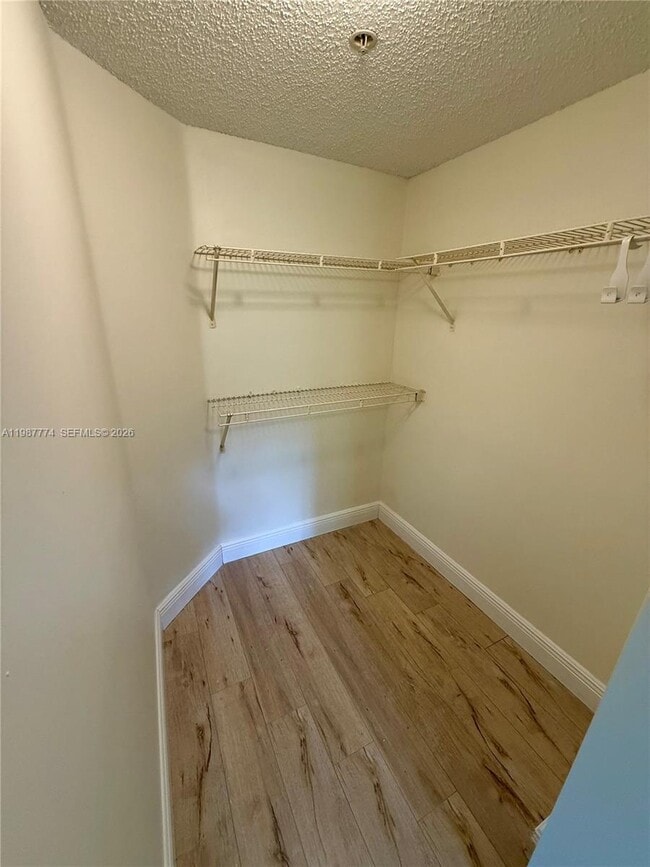 Building Photo - 410 S Park Rd