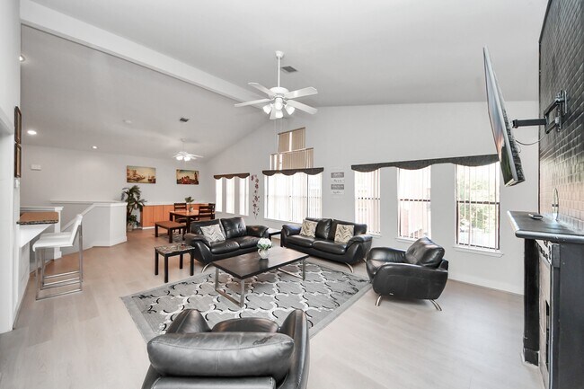 Building Photo - 9715 Riddlewood Ln