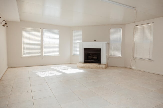 Building Photo - 410 Tanglewood Dr