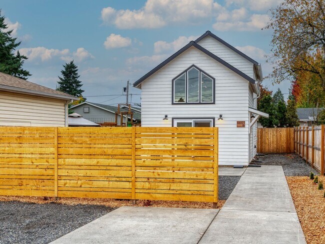 Building Photo - 2Bed 2Bath Home with Washer/Dryer!