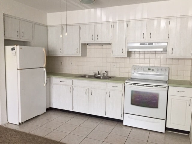 Building Photo - 55+, quaint 2/1 in a great community locat...