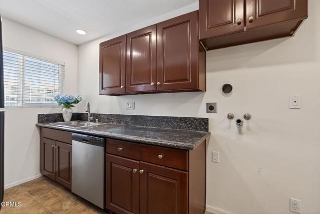 Building Photo - 225 S Ventura Rd