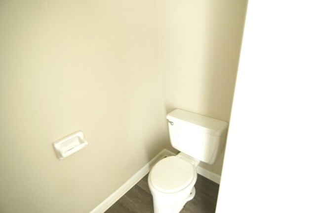 Building Photo - 2 Bedroom / 1.5 Bathroom Townhome in Madison Available Now!