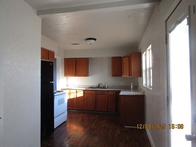 Building Photo - Very nice spacious home! No Carpet!