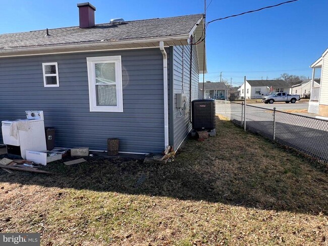 Building Photo - 1325 Fuselage Ave