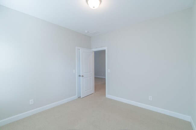 Building Photo - Spacious & Elegant 4 Bedroom Home in Fort ...