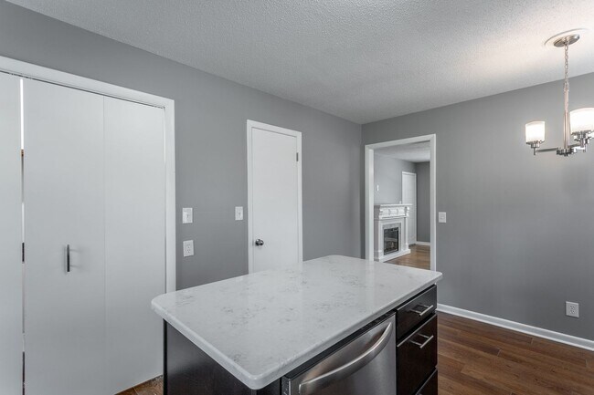 Building Photo - Newly Available! 2 Bedroom 1 Bathroom in the Heart of Hixson!