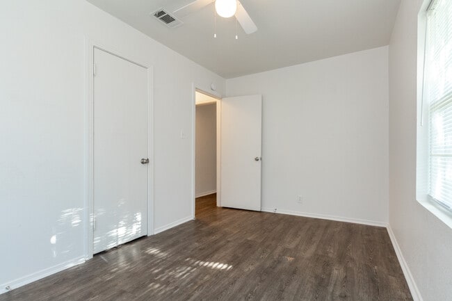 Building Photo - 1613 Nix St