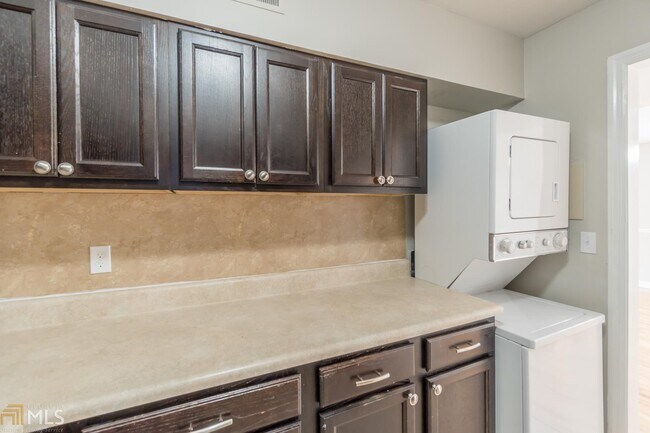 Building Photo - 3097 Colonial Way