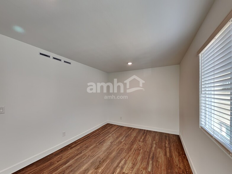 Building Photo - 10164 Mountain Crest St