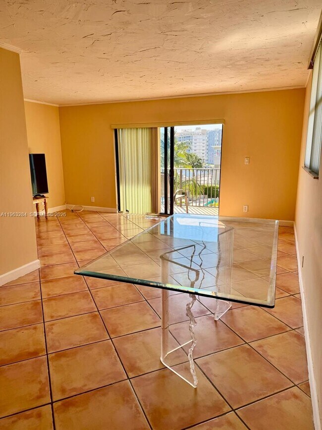 Building Photo - 1900 Diana Dr