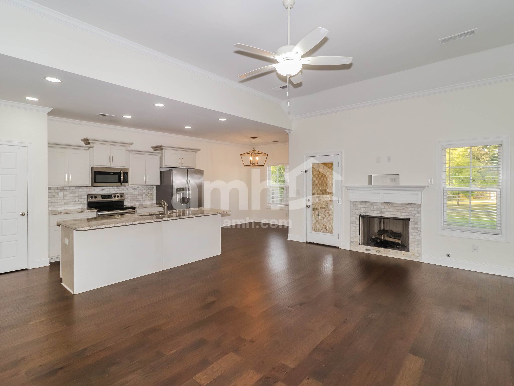 Building Photo - 3284 Vineyard Dr S