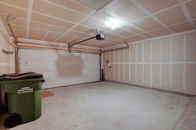 Building Photo - Charming 4/BR 2/BA One-Level Home with Spa...