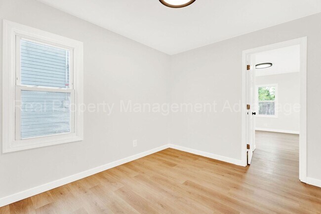 Building Photo - 1513 E Meyers Ave
