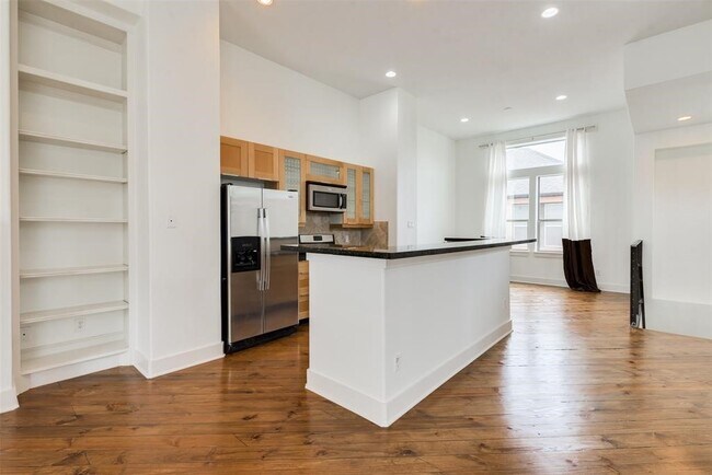 Building Photo - 2002 Blodgett St