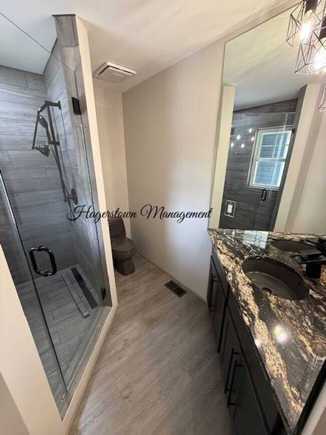 Building Photo - Spectacular 1-2 BR Single Family Home - Ju...