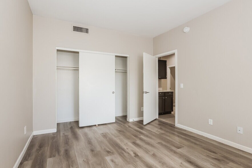 Building Photo - 1563 E Scott Ave