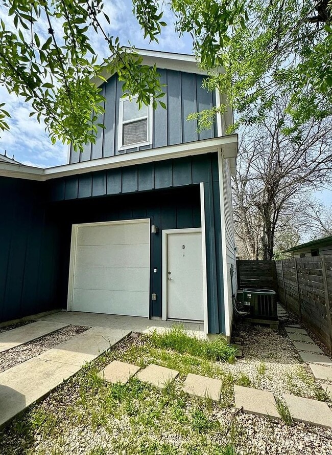 Building Photo - Studio apartment close to downtown