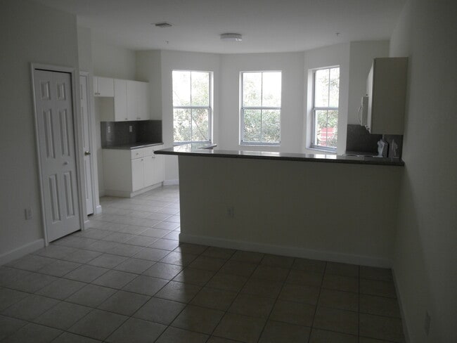 Building Photo - SHOMA TOWNHOUSES AT ROYAL PALM