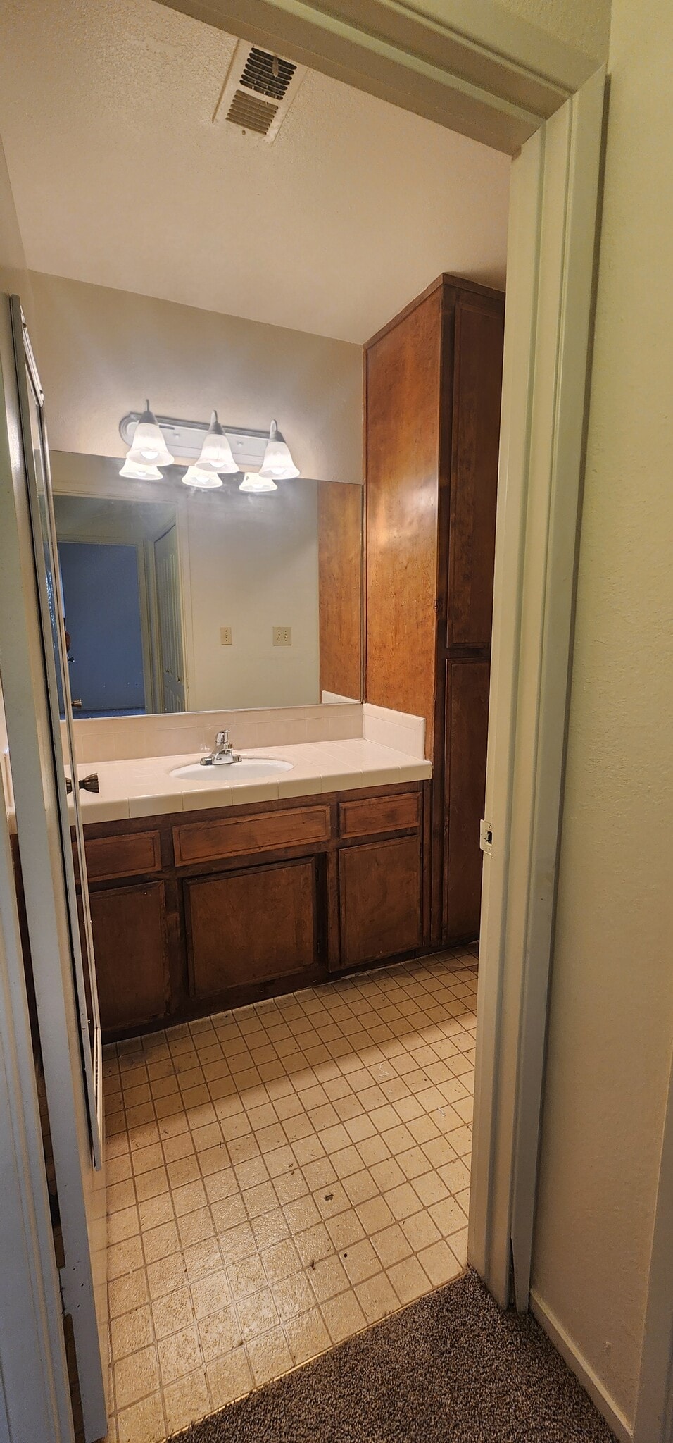 Building Photo - 5913 Auburn Oaks Dr