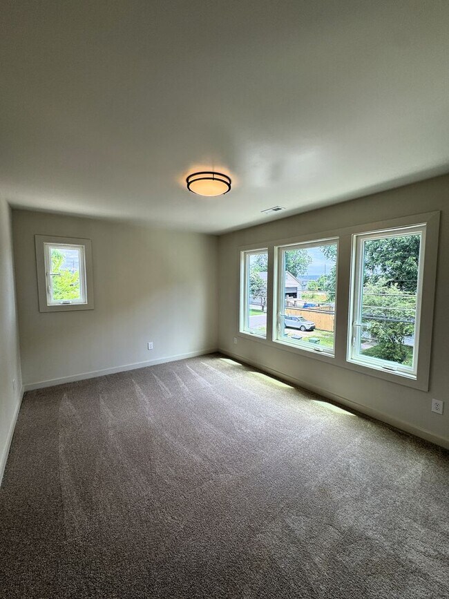 Building Photo - Move-In Special!! 1/2 Off First Month's Rent!!