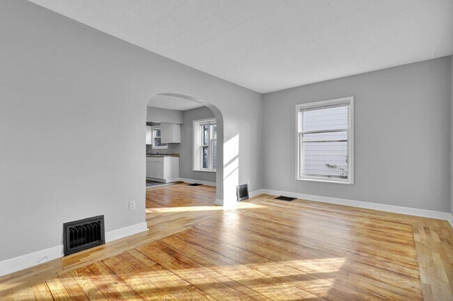 Building Photo - 405 E Hodge Ave