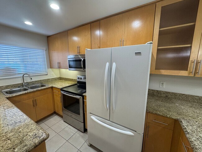 Building Photo - 2 Bedroom Townhome Remodeled