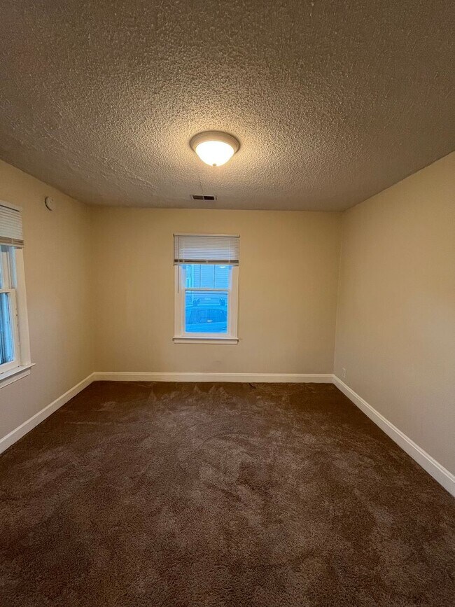 Building Photo - 1 Bedroom/ 1 Bathroom Duplex plus office, ...