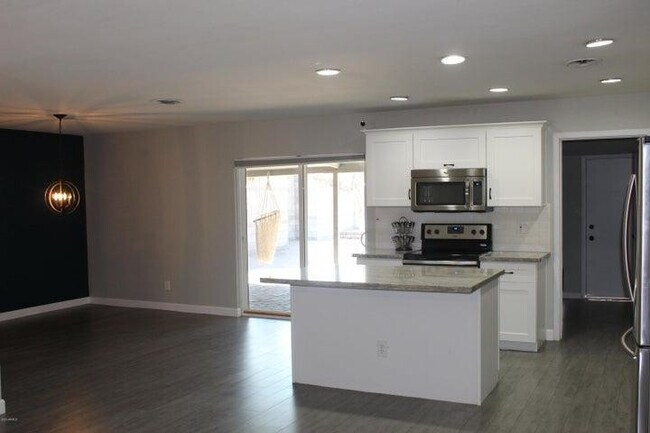 Building Photo - 757 E Loyola Dr
