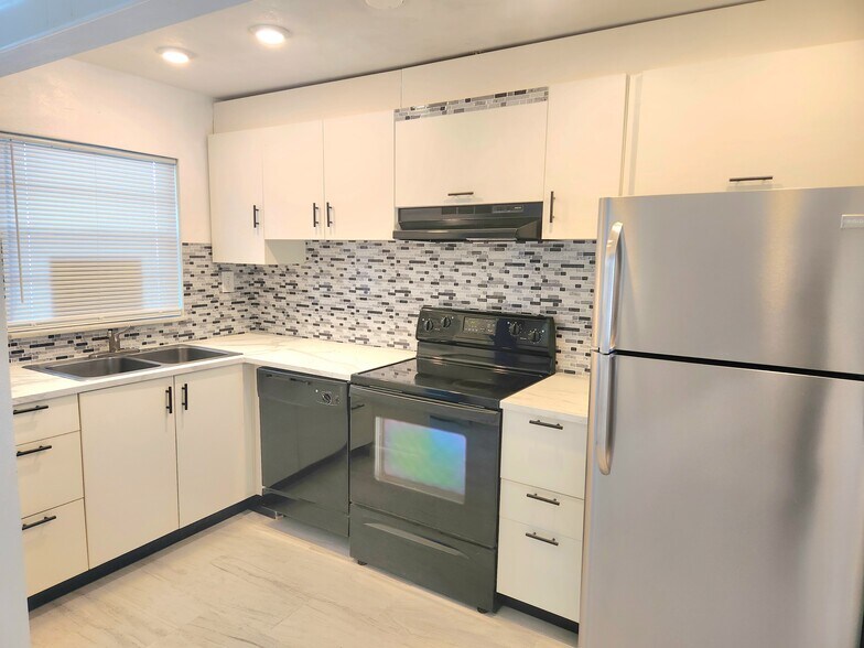 Building Photo - 2521 Country Club Dr