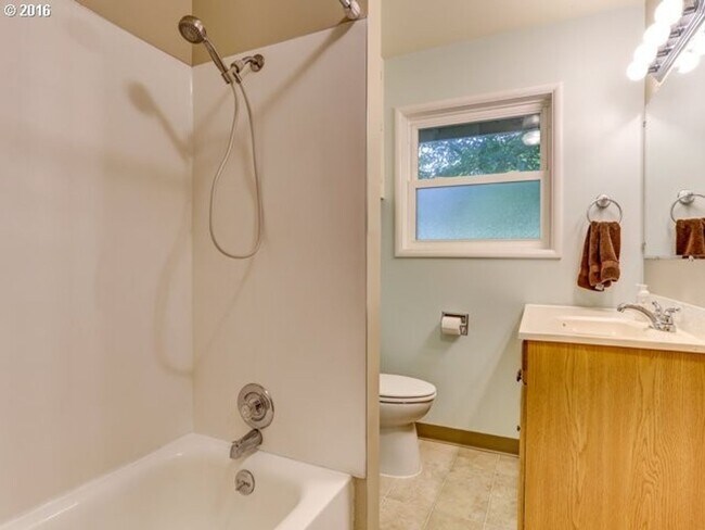 Building Photo - Beautiful 3 Bedroom Ranch Style Home in Cedar Hills with Remodeled Gourmet Kitchen!