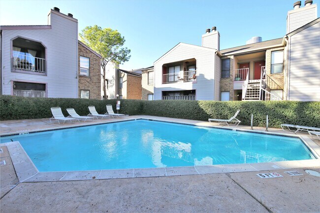 Building Photo - 2025 Augusta Dr