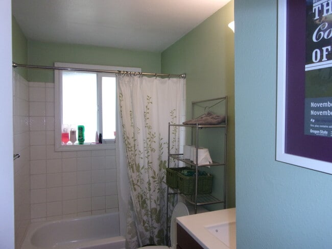 Building Photo - Single level pet friendly home